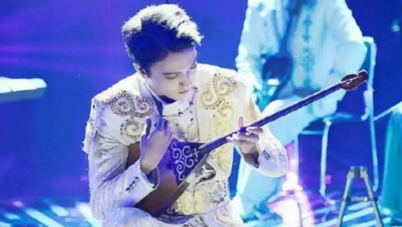 Димаш Кудайбергенов занимает первое место по голосованию на сайте