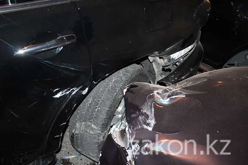 В Алматы резкий маневр водителя Фольксвагена закончился аварией (фото) В Алматы резкий маневр водителя Фольксвагена закончился аварией (фото), фото - Новости Zakon.kz от 06.11.2013 17:45