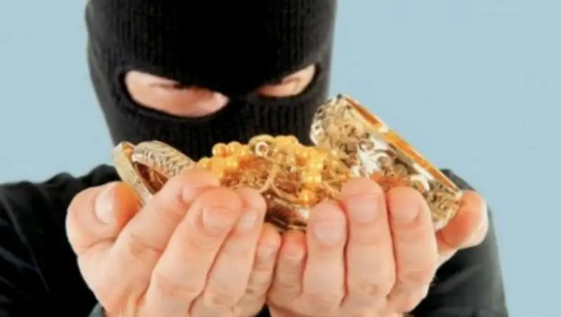 В Актобе за квартирную кражу судят полицейского