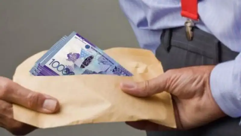 В Атырау задержан начальник отдела АО «НК Казавтожол» за получение взятки