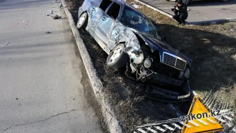 Сильное столкновение двух попутных авто произошло в Алматы