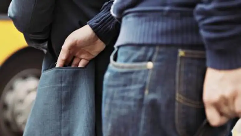 Автобусный вор вытащил 360 тыс. тенге у пассажира