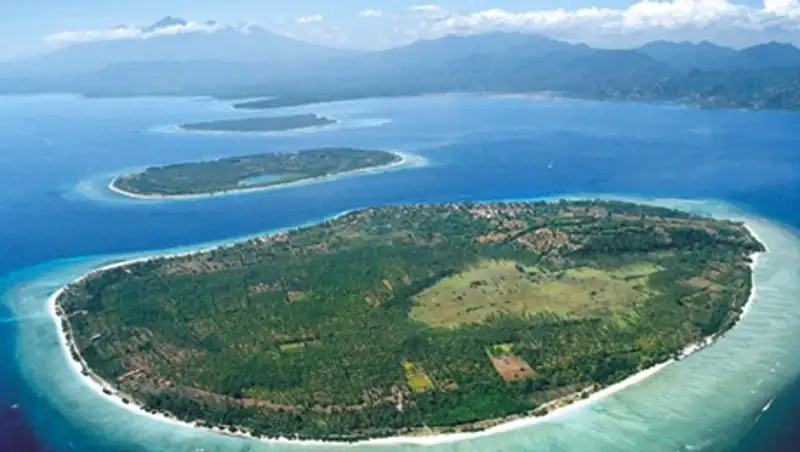 В Индонезии спасли 23 туристов с затонувшего судна