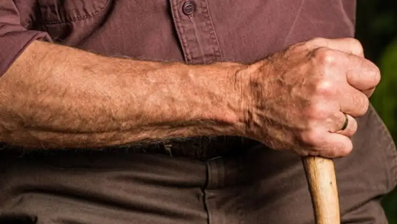 Не грабеж, а хулиганство: за что пенсионера в Алматы порезали ножом