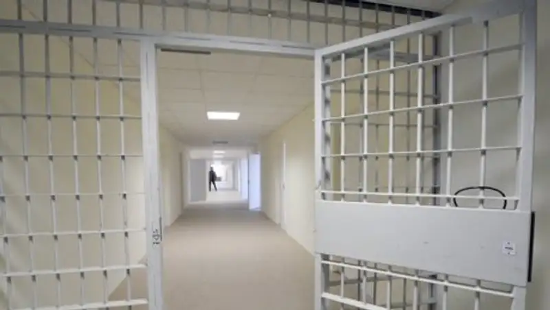 В аэропорту Астаны нетрезвая женщина запустила стулом в полицейского