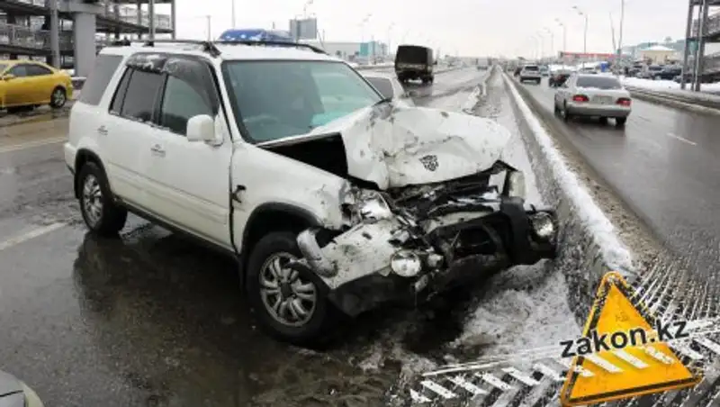 Сильное столкновение двух Honda произошло на "барахолке" в Алматы