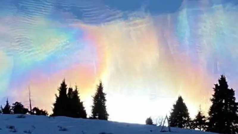 Радужные облака сняли в горах Алматы