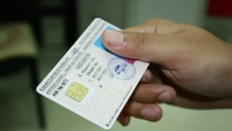 В Актюбинском автоЦОНе задержан "помогайка" за мошенничество