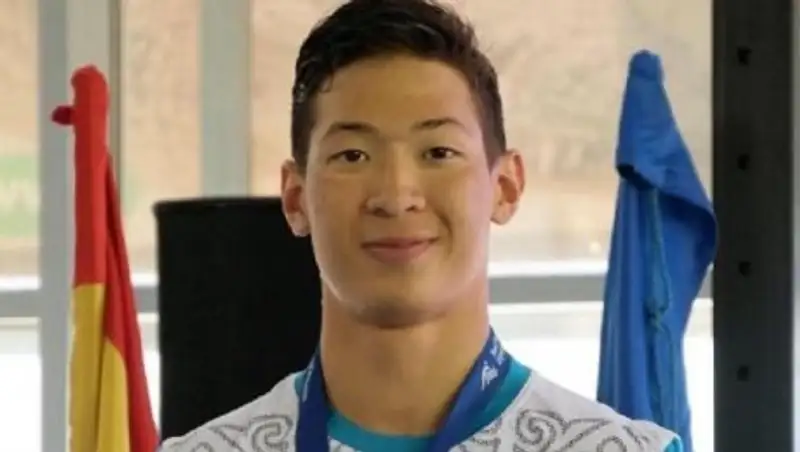 Казахстанский пловец завоевал серебряную медаль чемпионата в Испании