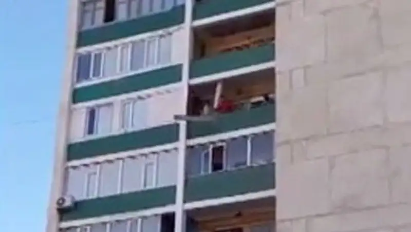 В Актау с седьмого этажа выкинули строительный мусор - доски и двери