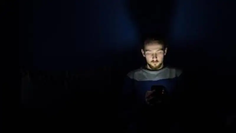 Павлодарец едва не сгорел в постели из-за вспыхнувшего смартфона