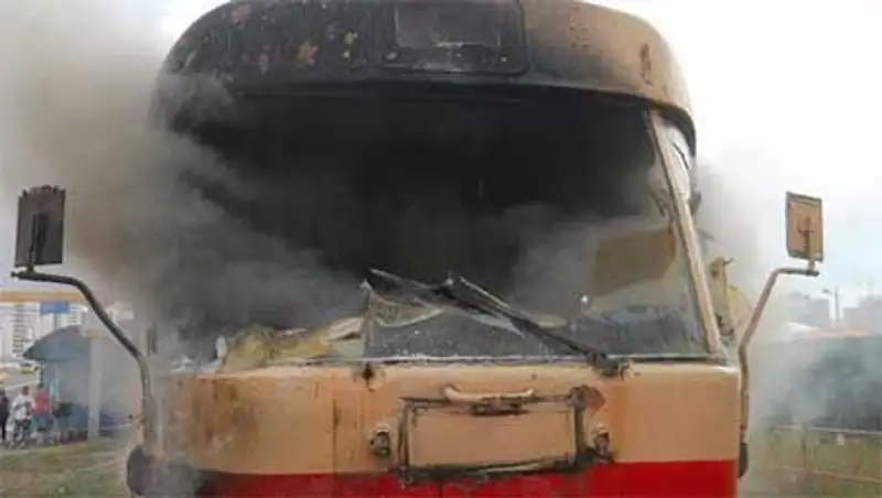 Трамвай загорелся в Павлодаре, пострадал водитель