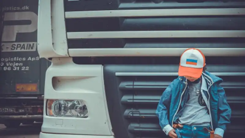 Нелегальных мигрантов в фуре обнаружили во Франции