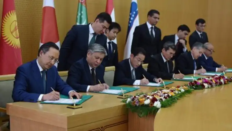 Япония объявила об упрощении оформления виз для казахстанцев