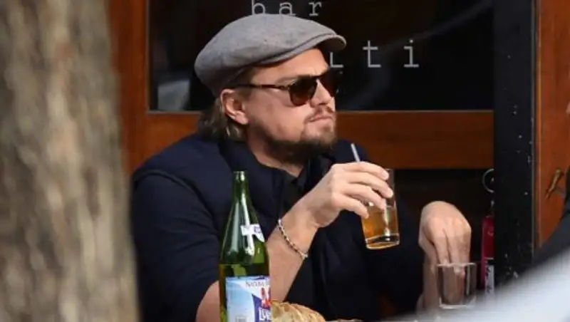 После речи о вегетарианстве Леонардо ди Каприо застукали поедающим стейк