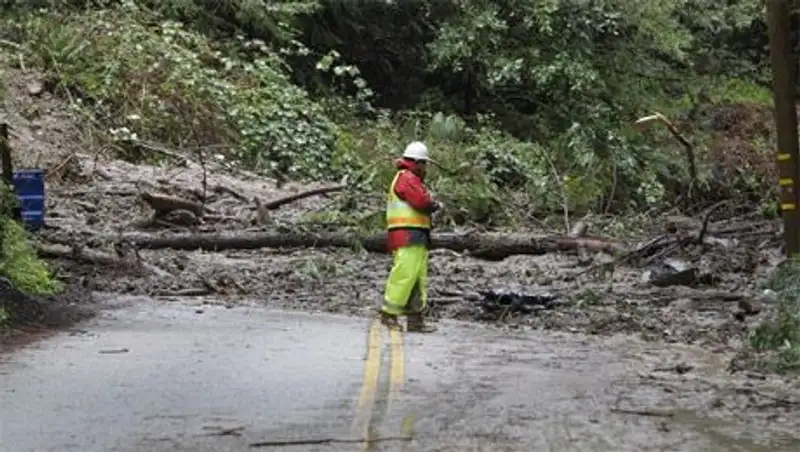 Несколько тысяч жителей Калифорнии отрезаны от внешнего мира из-за грязевых оползней