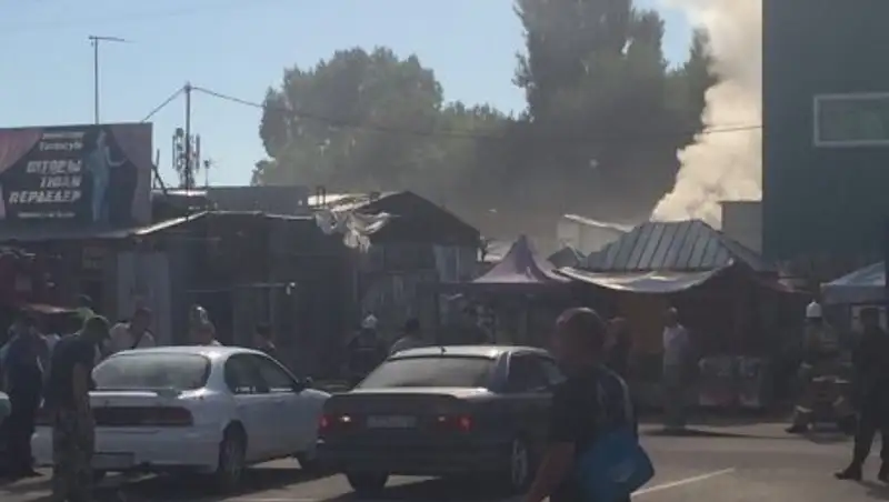 Пожар произошел на одном из рынков "барахолки" в Алматы