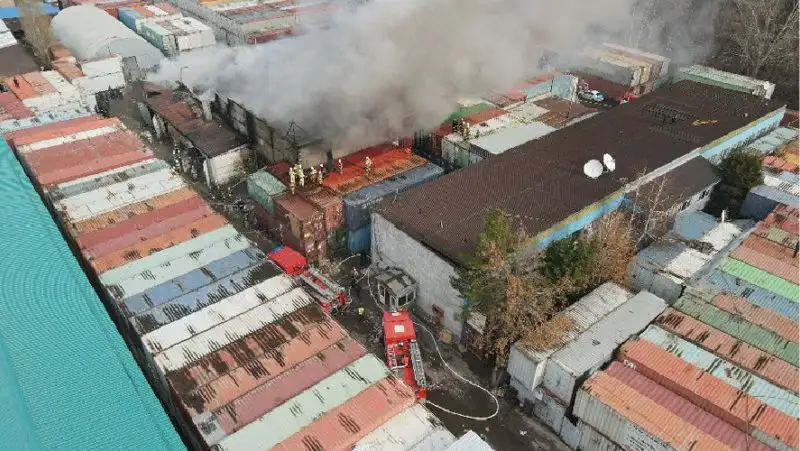 Названа предварительная причина пожара на алматинской барахолке