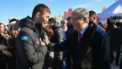 Касым-Жомарт Токаев поговорил с известным спортсменом Шавкатом Рахмоновым, фото - Новости Zakon.kz от 21.03.2023 14:13