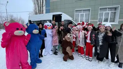 От имени Главы Государства аким ВКО подарил детям ЦПД "Үміт" микроавтобус 