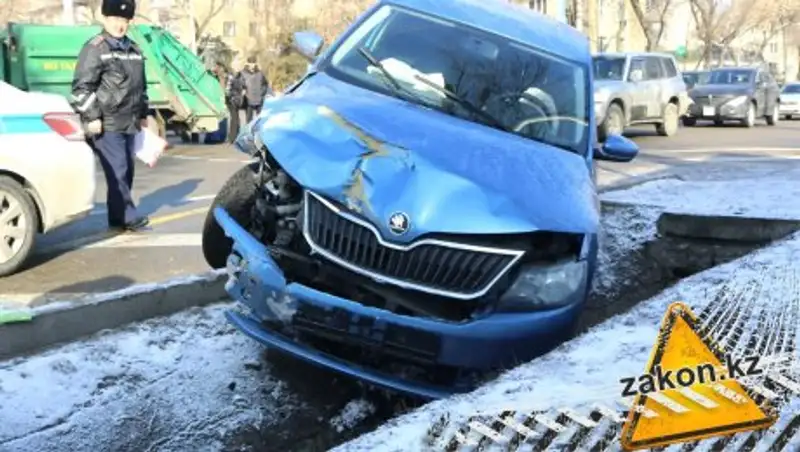 В Алматы водитель выехал на красный и попал в ДТП