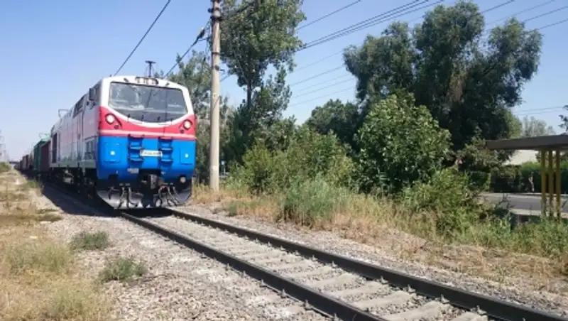 На железнодорожных путях в Алматы поезд сбил насмерть человека