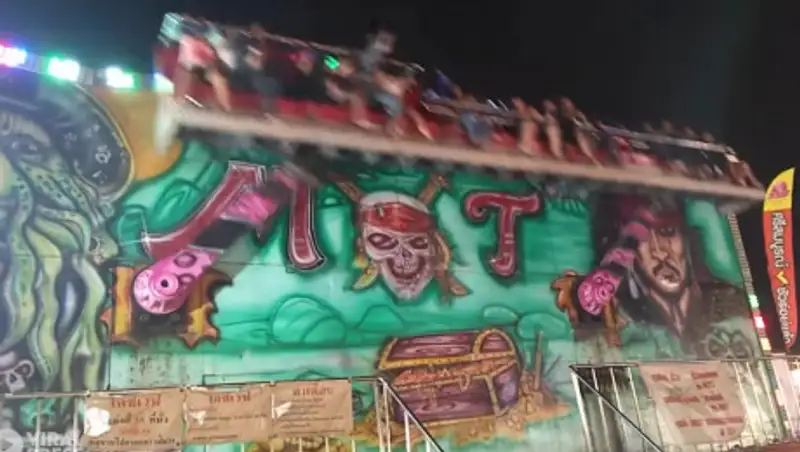 Сломавшаяся карусель стала раскидывать людей в Таиланде