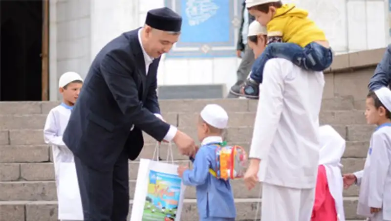 В Центральной мечети Алматы прошел Курбан-айт для детей, фото - Новости Zakon.kz от 17.10.2013 21:23