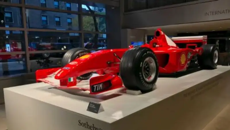 Знаменитый болид "Феррари" Шумахера продали на аукционе