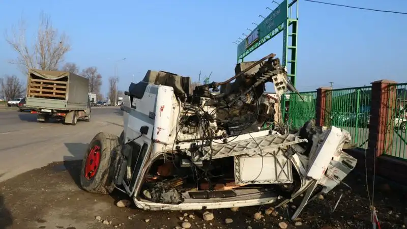 Крупное ДТП с участием двух грузовиков произошло на трассе Алматы – Бишкек, фото - Новости Zakon.kz от 14.03.2023 18:04
