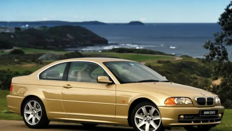 В Алматы женщина отчаянно отбивала "золотой" BMW от полицейского