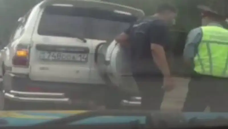 Водитель джипа пытался сбежать от полиции в Павлодаре