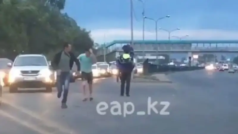 В отношении "равнодушного полицейского" в Алматы начата служебная проверка