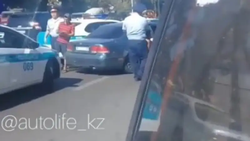 В Сети появилось видео задержания подозреваемых в грабеже в Алматы