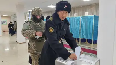 Солдат военно-морского флота проголосовал в день своего рождения, фото - Новости Zakon.kz от 20.11.2022 11:58