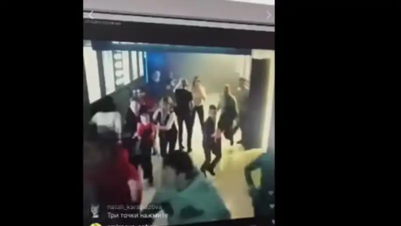 Появилось видео из Кемерово, где сотрудница ТЦ открывает двери кинозалов