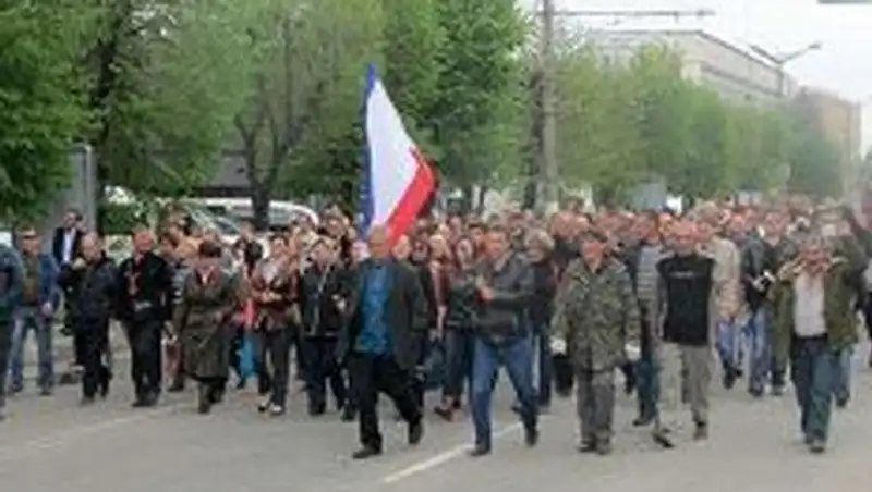 Около 2 тыс. человек митингуют в Донецке против выборов президента