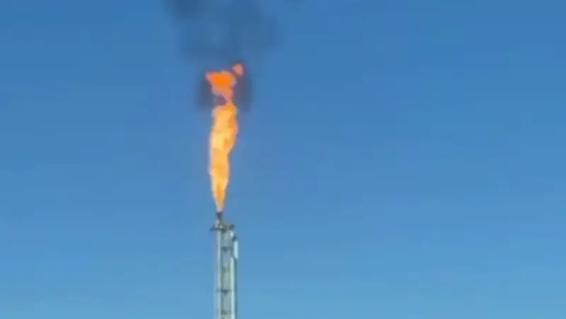 Огонь из трубы нового газохимического комплекса напугал жителей Атырау