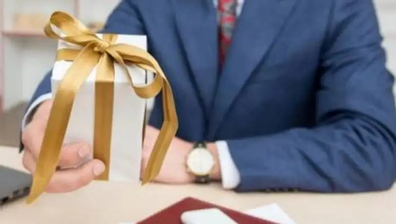 С какими подарками расстались чиновники в 2020 году