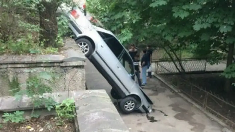 Легковое авто «воткнулось» в асфальт в Алматы