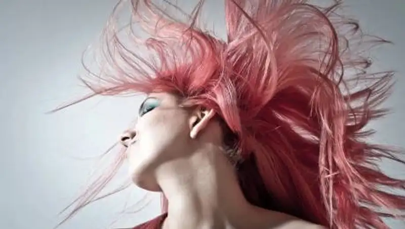 Самую вредную для волос прическу назвал врач