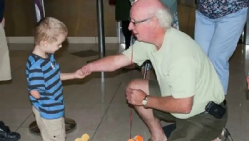 Мир потрясло фото безрукого мальчика из Казахстана, усыновленного канадской семьей