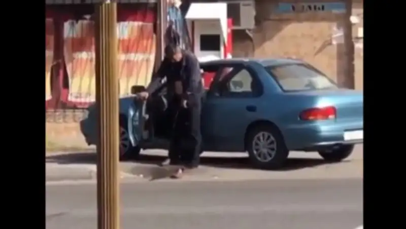 Справил нужду, где пришлось. В Алматы на видео сняли невменяемого водителя