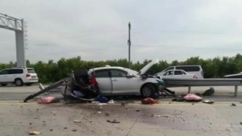 На трассе Караганда-Астана отбойник насквозь пробил машину