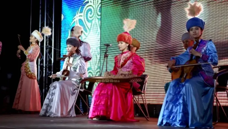 В честь  550-летия Казахского ханства в Таразе установили 50-метровый барельеф