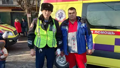 Спасли женщину из горящего дома в Алматы, фото - Новости Zakon.kz от 18.12.2022 17:35