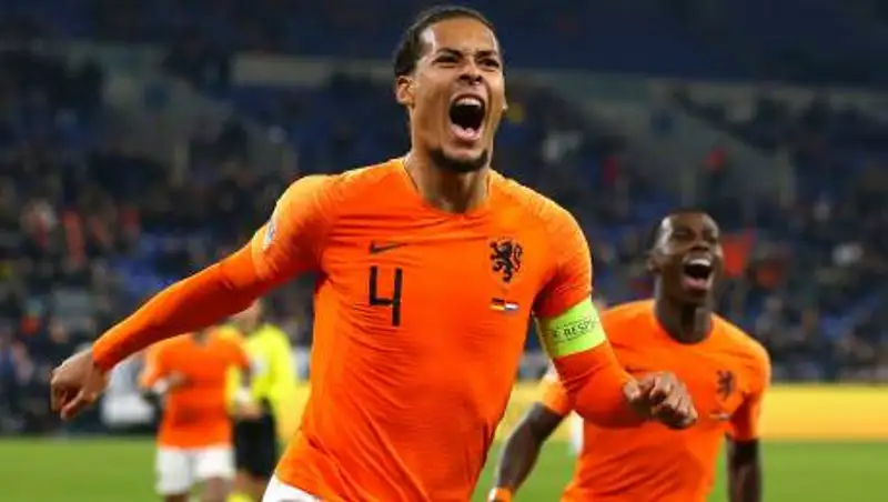 Сборная Нидерландов получила четыре красных карточки на чемпионатах Европы против Чехии