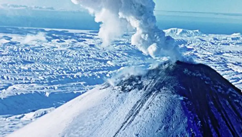 Вулкан Ключевская сопка выбросил столб пепла на пять километров