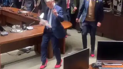 В Канаде чиновники пришли на заседание в розовых туфлях на каблуках, фото - Новости Zakon.kz от 22.04.2023 03:23