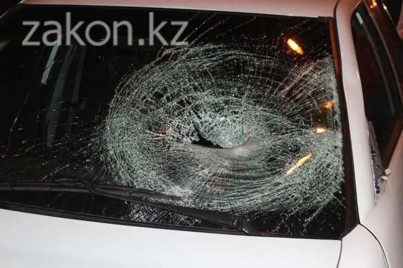 Пешеход, перебегавший дорогу в неположенном месте, попал под колеса Лады в Алматы (фото), фото - Новости Zakon.kz от 13.11.2013 18:08